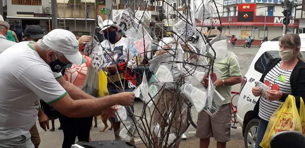 Voluntários distribuem, gratuitamente, máscaras em Santa Maria de Jetibá. Crédito: Divulgação