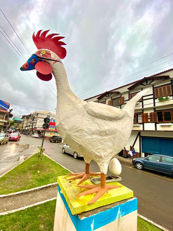 Monumento localizado no Centro da cidade recebeu uma máscara. Crédito: Joana Berger