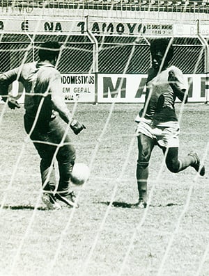 Fio Maravilha em treino pela Desportiva em 1973