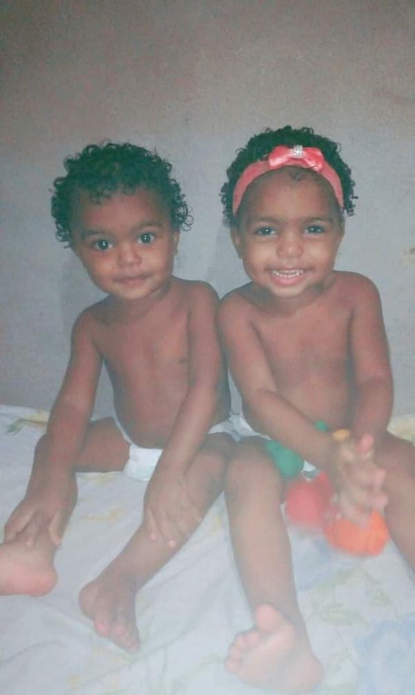 Os gêmeos Gabriel de Jesus da Silva e Ayla Sofia de Jesus da Silva, de 2 anos de idade, morreram em um incêndio que atingiu uma casa no bairro Aroeira