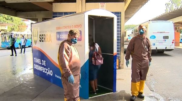 Os usuários passavam pelo túnel e recebiam uma solução de dióxido de cloro nos terminais da Serra