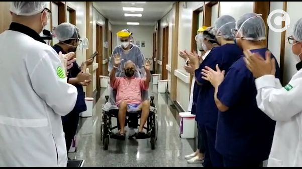 Paciente de 93 anos que testou positivo para Covid-19 recebe alta do hospital