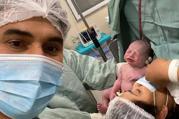 Tayrone mostra o filho Nicolas após o nascimento