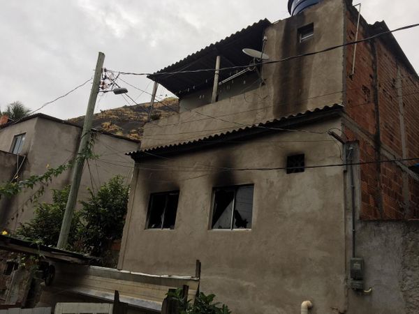 Casa foi incendiada por criminosos na região do Bairro da Penha