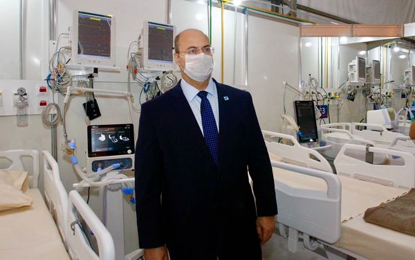 Governador do Rio, Wilson Witzel, visita hospital de campanha durante crise do coronavírus
