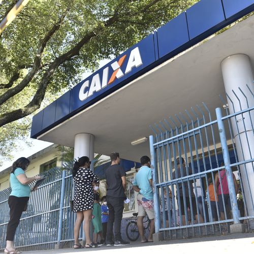 Trabalhadores que têm conta no Banco do Brasil e Caixa já foram contemplados pelo benefício. Calendário começa agora e termina só no ano que vem. Entenda