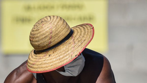 Especialistas apontam qual o impacto do vírus nas comunidades periféricas e na segurança das mulheres