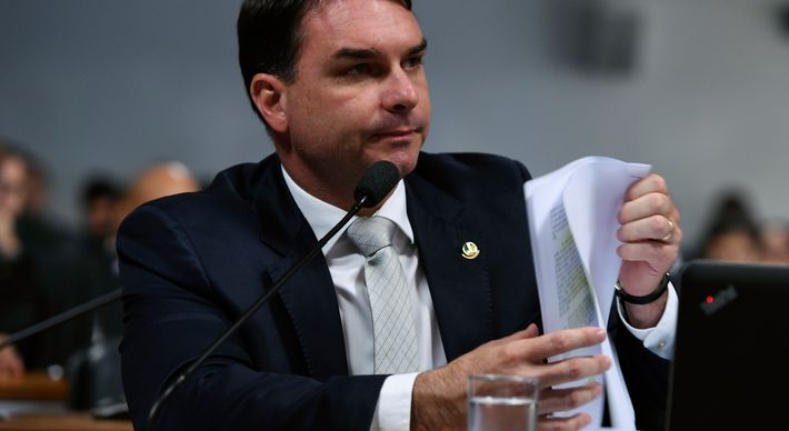 Investigação sobre rachadinha deve avançar sobre a suspeita de lavagem de dinheiro por meio da loja de chocolates mantida pelo senador em um shopping