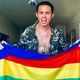 O ator Silvero Pereira com a bandeira do movimento LGBT+