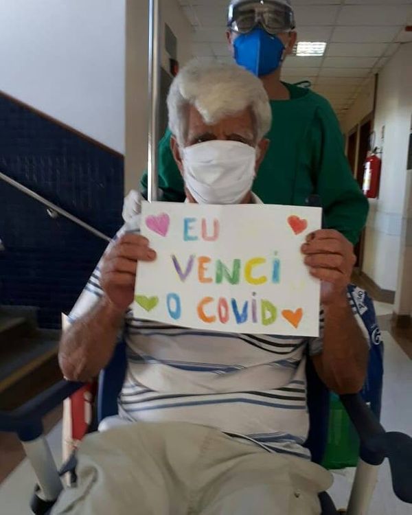 Álvaro Mendonça, de 78 anos, recebeu alta nesta segunda-feira (18) após 28 dias internado por contrair o coronavírus