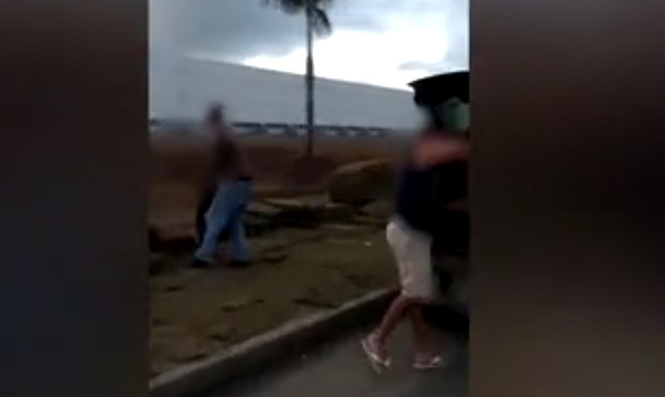 Homens são flagrados furtando grama na obra da rotatória de Maringá, na Serra