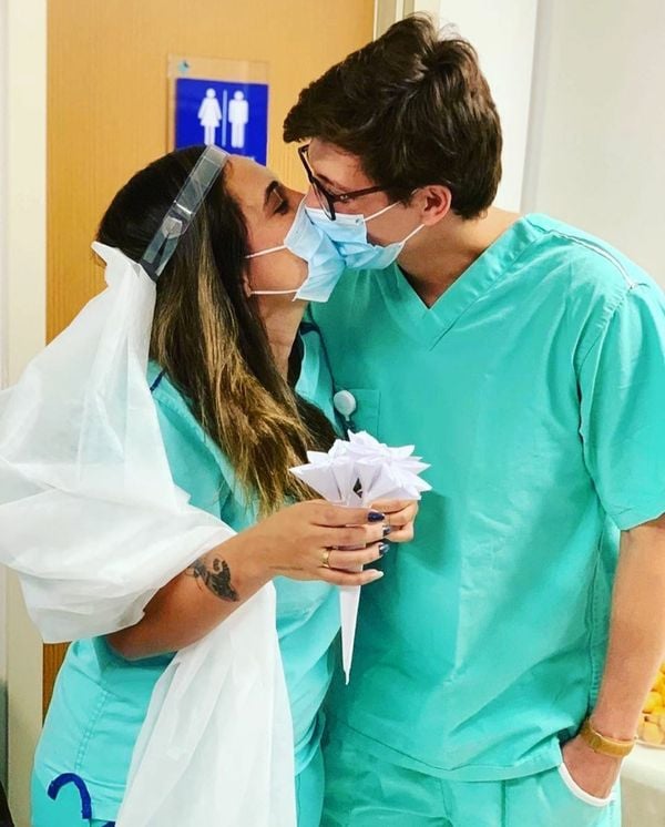 Katherine Carvalho e Frederico Soyka comemoram casamento no hospital em que trabalham