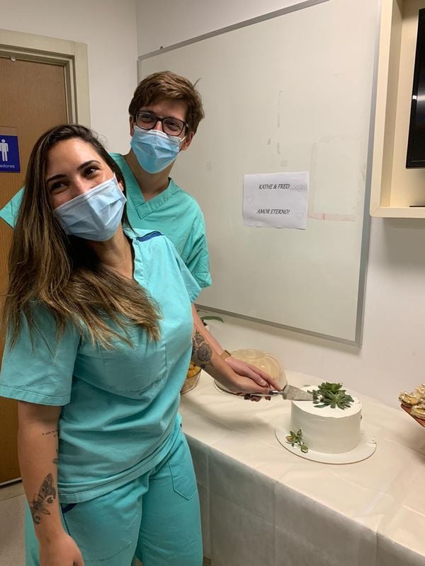 Katherine Carvalho e Frederico Soyka cortam o bolo do casamento por Divulgação