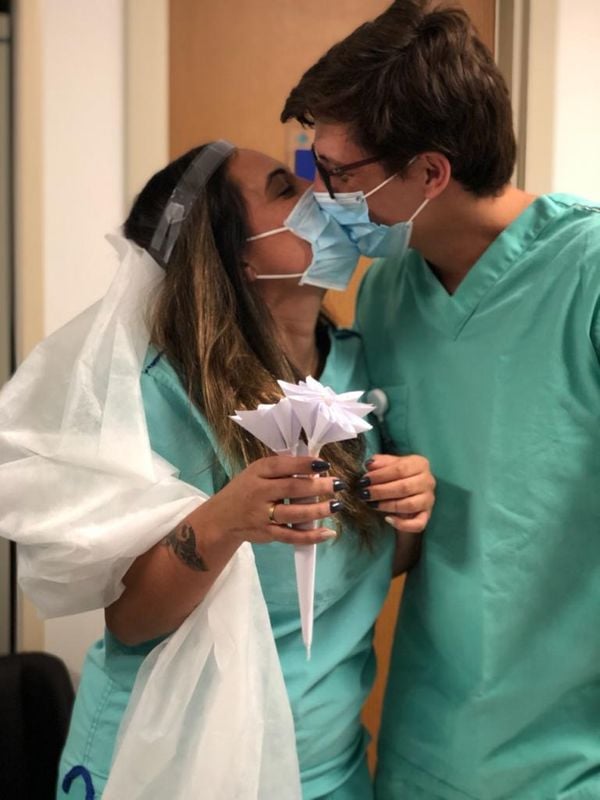 Katherine Carvalho usou véu feito de TNT e buquê feito de papel por Divulgação