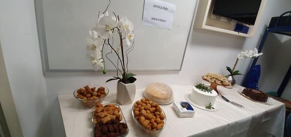Mesa com bolo, salgadinhos e docinhos preparada pelos colegas de plantão por Divulgação