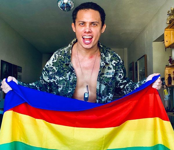 O ator Silvero Pereira com a bandeira do movimento LGBT+