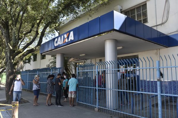 Vitória - ES - Movimentação em frente agência da Caixa Econômica em Jucutuquara para retirada do benefício do Governo Federal.