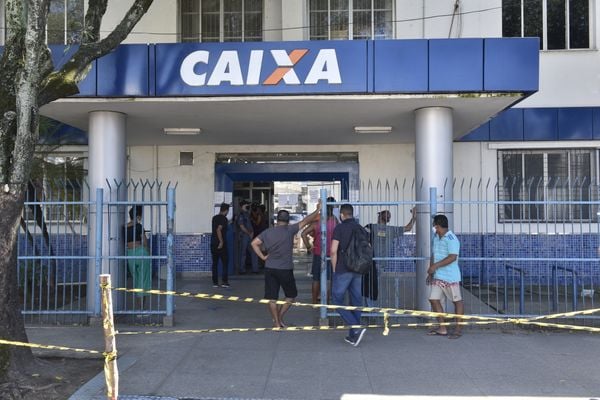 Vitória - ES - Movimentação em frente agência da Caixa Econômica em Jucutuquara para retirada do benefício do Governo Federal.