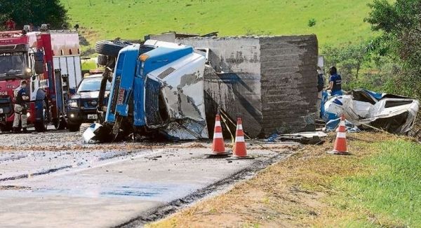 A carreta de granito que provocou o acidente em Guarapari, em junho de 2017, estava com pneus carecas e com 11 toneladas de excesso de carga