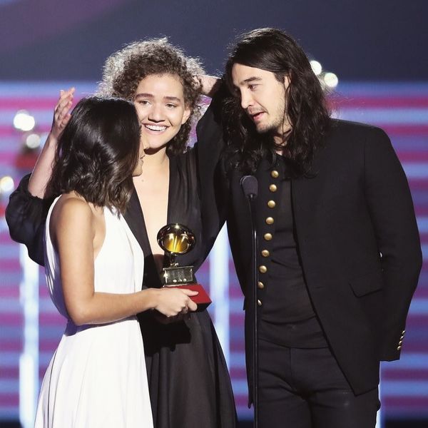 A dupla Anavitória e o cantor Tiago Iorc no Grammy Latino 2017