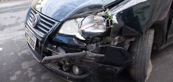 A frente do polo roubado pelos criminosos ficou bastante danificada