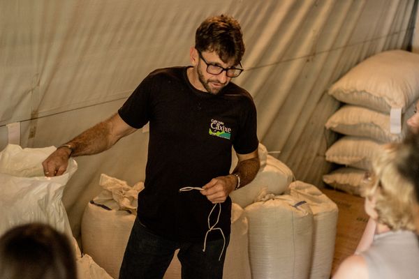Cafeicultor Carlos Altoé em uma tulha, onde são armazenadas as sacas de café