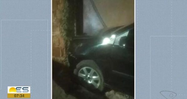 Dupla rouba carro e bate em casa na fuga em Vila Velha