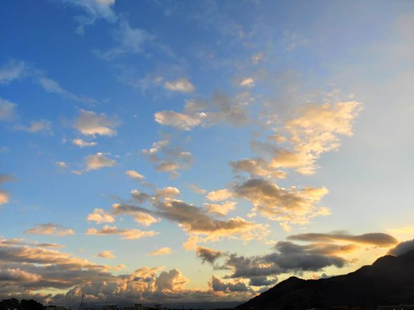 Fim de tarde com algumas nuvens em Colina de Laranjeiras, na Serra