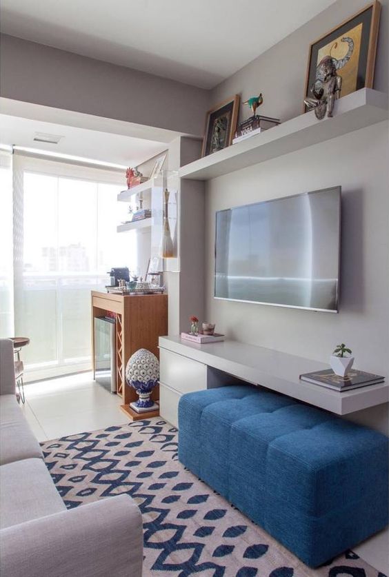 Se o espaço da sala é pequeno, a dica é ter alguns assentos soltos como pufes