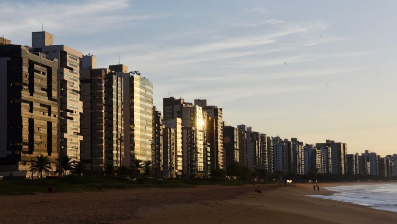 O amanhecer visto da orla das praias de Itaparica, Itapoã em Vila Velha
