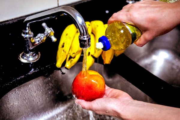 A utilização de produtos de limpeza na desinfecção de alimentos pode ser perigosa à saúde se feita indevidamente