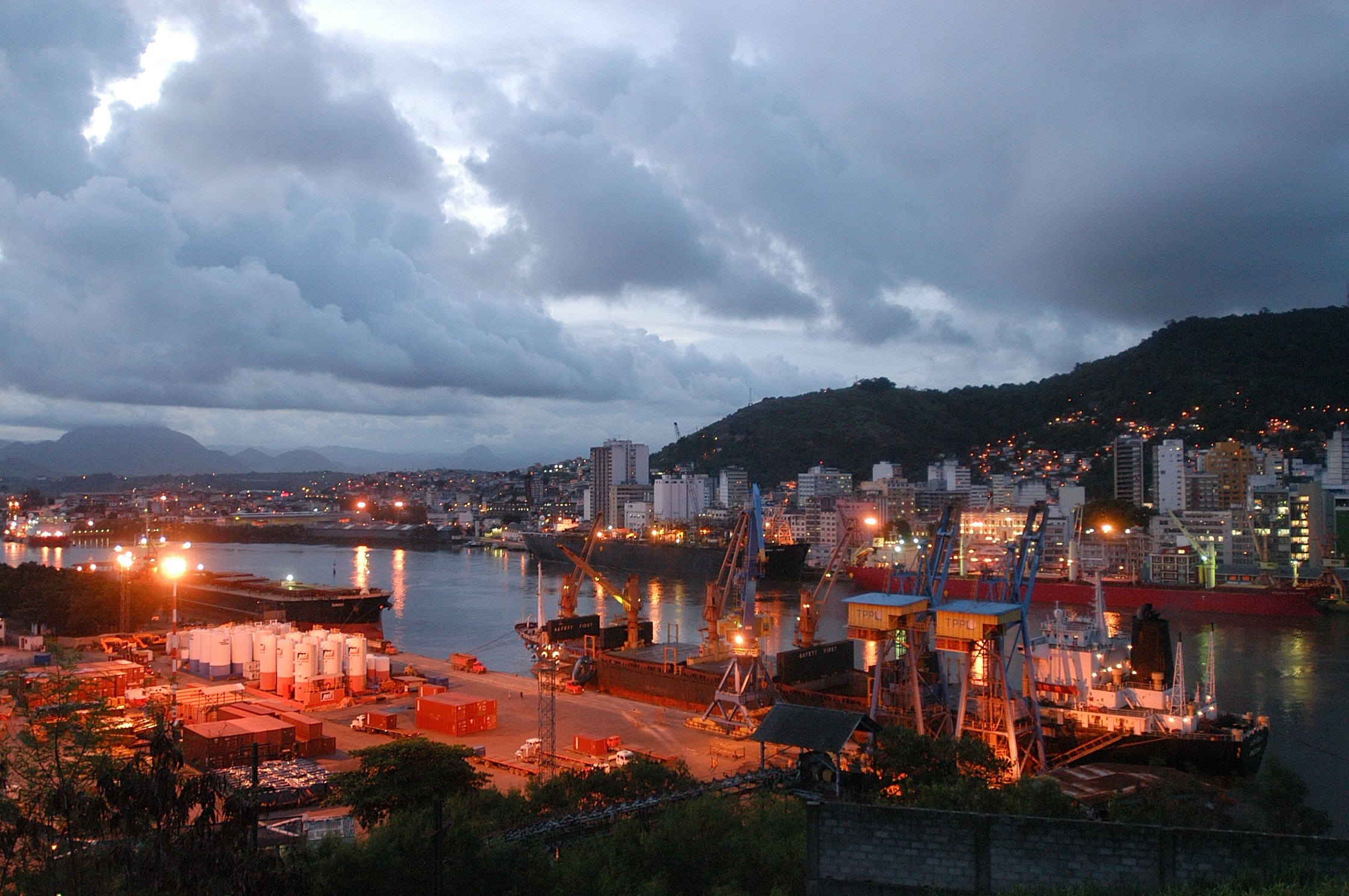 Data: 15/03/2006 - ES - Vitória - Do Morro do Atalaia, a vista do Porto de Peiu, em Vila Velha, e, ao fundo, o Porto de Vitória. Editoria: Cidades- Foto: Carlos Alberto da Silva - GZ
