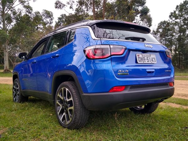 Jeep Compass possui lanternas em LED