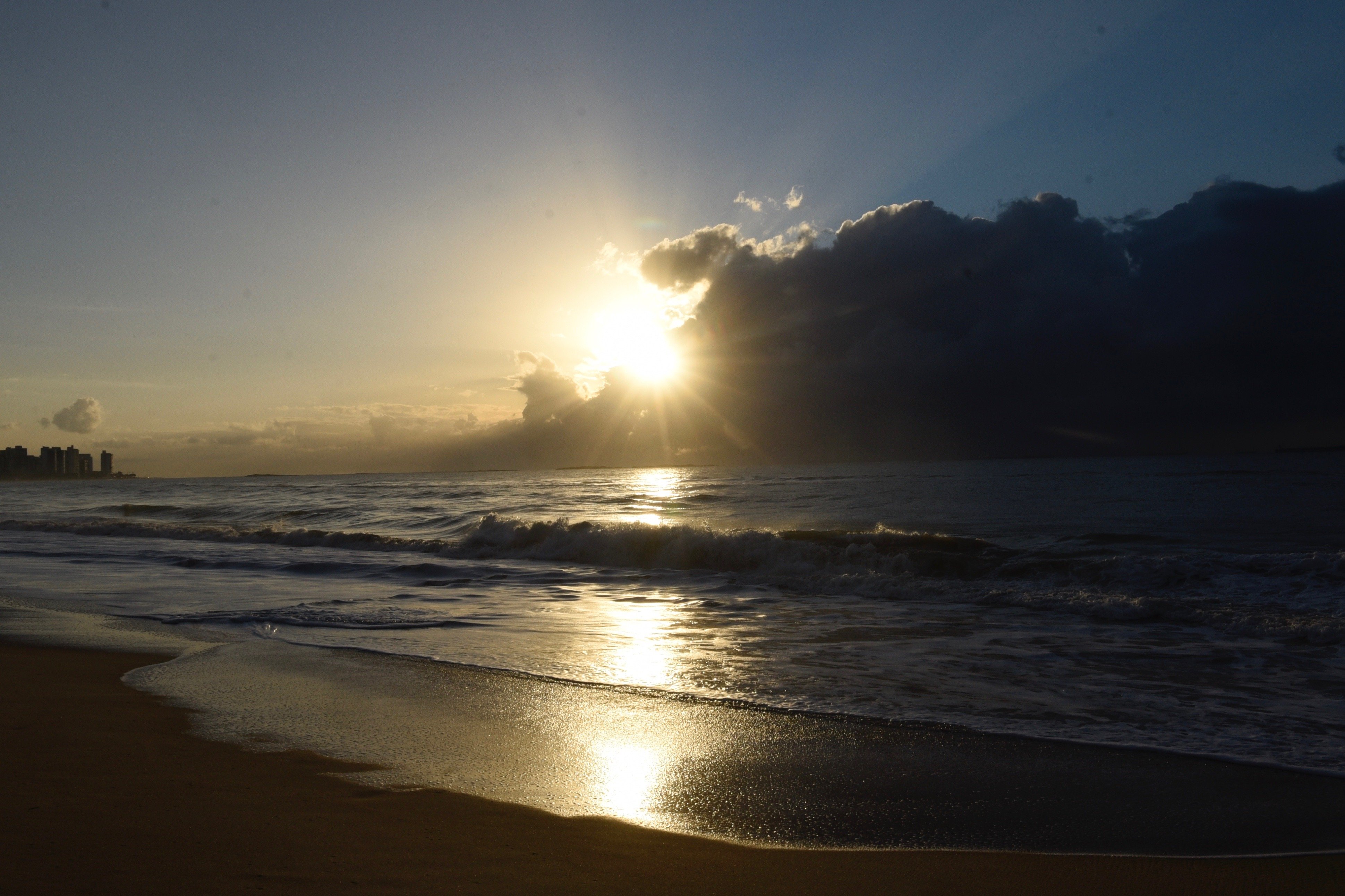 O amanhecer visto da orla das praias de Itaparica, Itapoã em Vila Velha