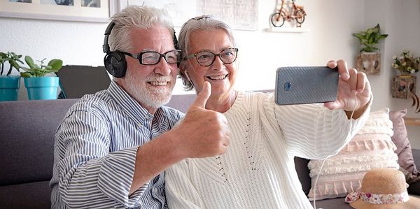 Seja pra conversar com familiares e amigos, trabalhar ou se divertir, a tecnologia é uma grande aliada na quarentena.