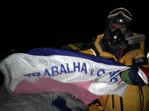 Ao chegar ao cume por volta das 05h30 da manhã do dia 22 de maio de 2019, Juarez exibiu a bandeira do ES  