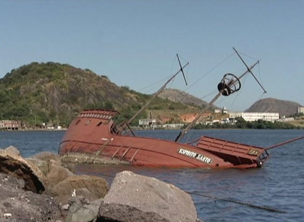 A Caravela Espírito Santo está abandonada em uma área da Glória desde 2011. Crédito: Reprodução/TV Gazeta