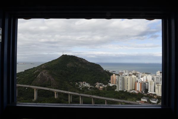 Bairro Praia da Costa e Morro do Moreno vistos de uma janela do Convento da Penha, em Vila Velha