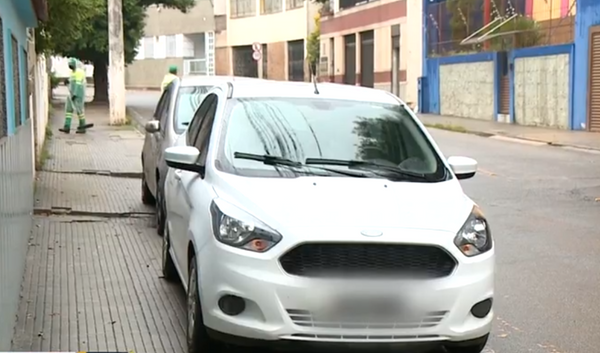 Carros estacionados em local proibido em Cachoeiro de Itapemirim, no Sul do Estado