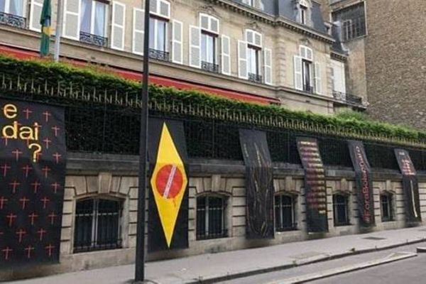 Embaixada do Brasil em Paris: lema da bandeira, 'ordem e progresso', é trocado por 'caos e obscurantismo