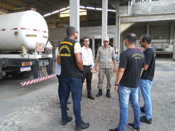 Fiscalização em fábrica clandestina de álcool em gel em Vila Velha