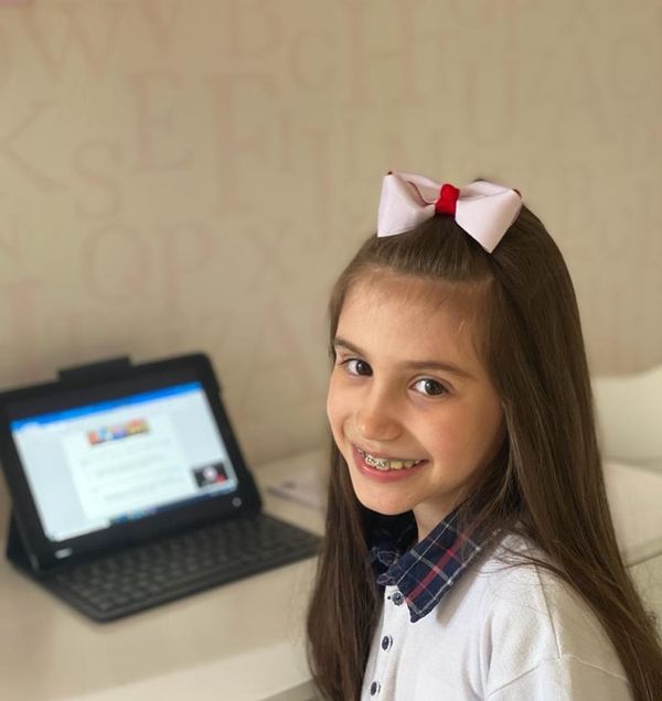 Gabriela Britto, 7 anos, adora o momento do recreio virtual.