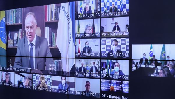 Governador Renato Casagrande fala aos demais em videoconferência com o presidente Jair Bolsonaro, os presidentes da Câmara e do Senado e os outros governadores