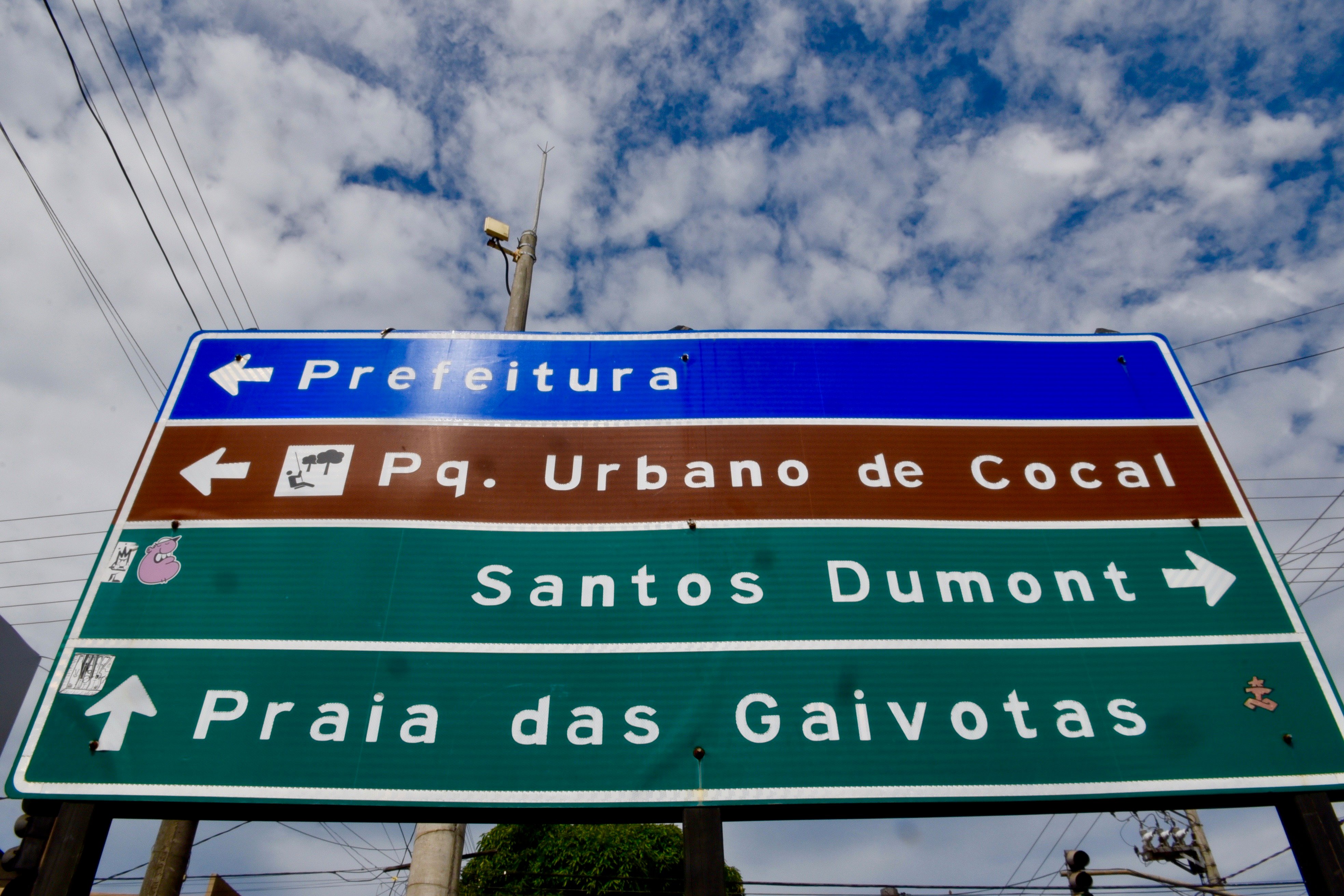 Placa de trânsito com indicação dos bairro Cocal, Santos Dumont e Praia das Gaivotas, em Vila Velha
