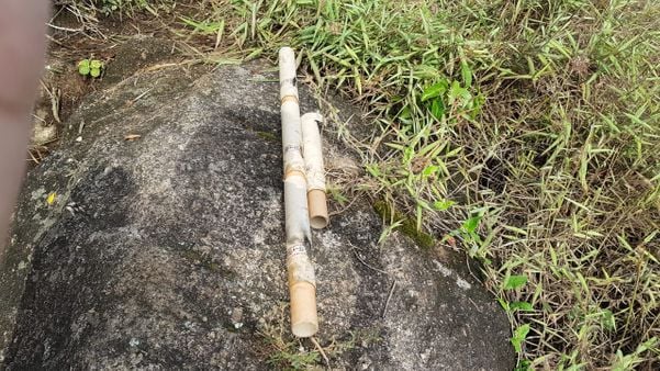 Policiais encontraram restos de fogos de artifício (foguetes) utilizados para alertar sobre a presença da polícia na região do Morro do Macaco