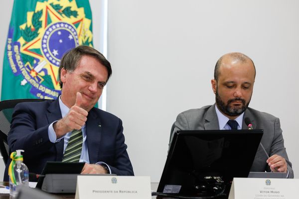 Presidente Jair Bolsonaro ao lado do líder do governo na Câmara, deputado Victor Hugo
