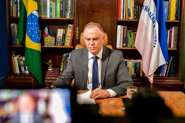 Renato Casagrande participa de reunião sobre o socorro aos Estados com o presidente Jair Bolsonaro, outros governadores e os presidente da Câmara, Rodrigo Maia, e do Senado, Davi Alcolumbre