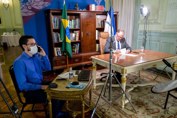 Renato Casagrande participa de reunião sobre o socorro aos Estados com o presidente Jair Bolsonaro, outros governadores e os presidente da Câmara, Rodrigo Maia, e do Senado, Davi Alcolumbre por Helio Filho/Secom-ES