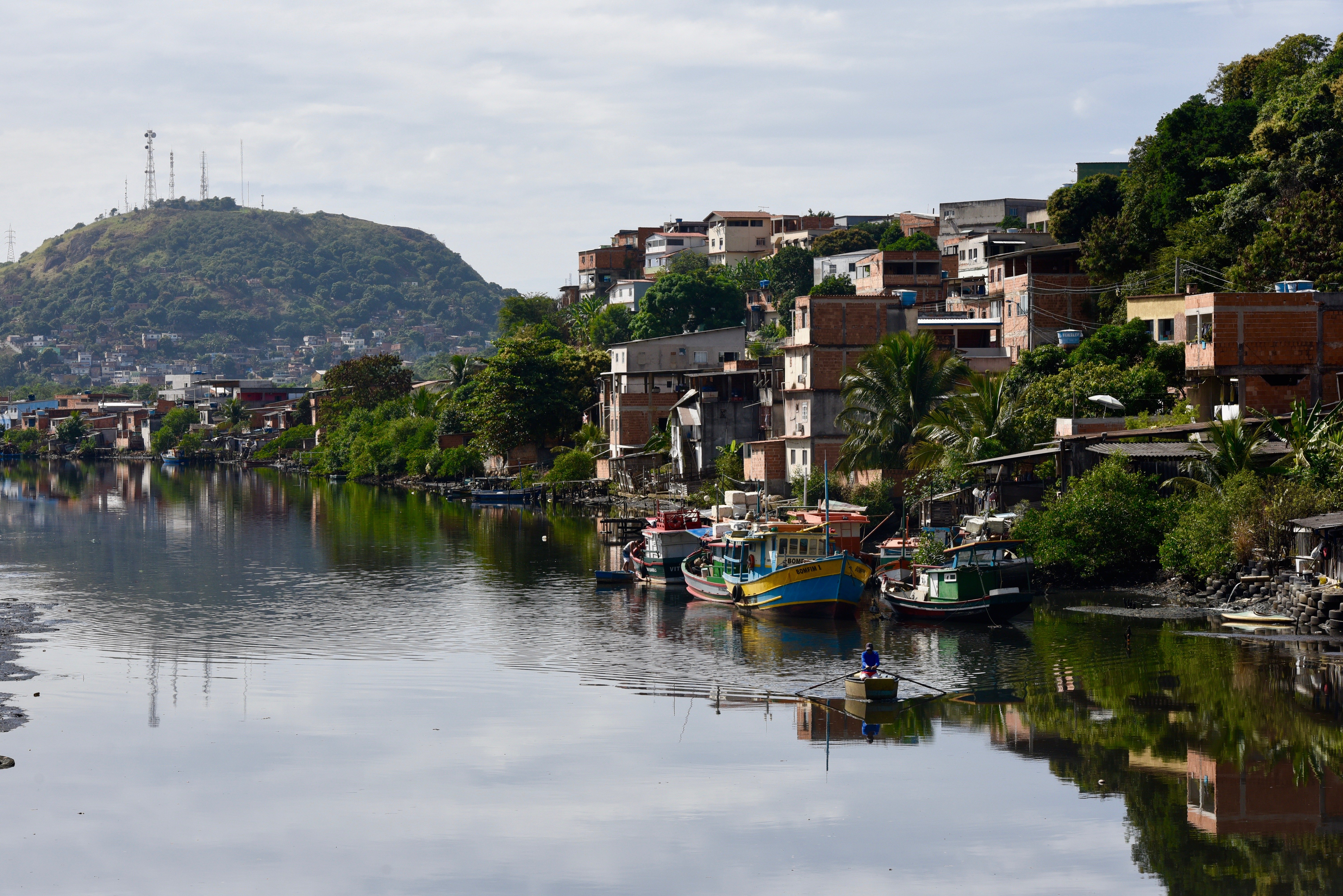 Rio Aribiri com bairro Cavalieri `a direita. Ao fundo, o Morro do Jaburuna, em Vila Velha