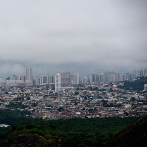 Relatos surgiram de várias regiões da Grande Vitória; moradores apontaram forte estrondo por volta das 13h25 desta quinta-feira (2)